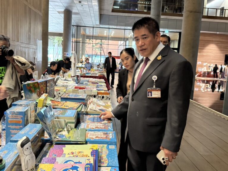 ร.อ.ธรรมนัส“นักอ่านตัวยง ช้อปปิ้งหนังสือระดับรางวัลเพียบ แถมยังเป็น”คุณพ่อดีเด่น“ไม่ลืมหยิบติดมือไปฝากตัวน้อยที่บ้านอีก